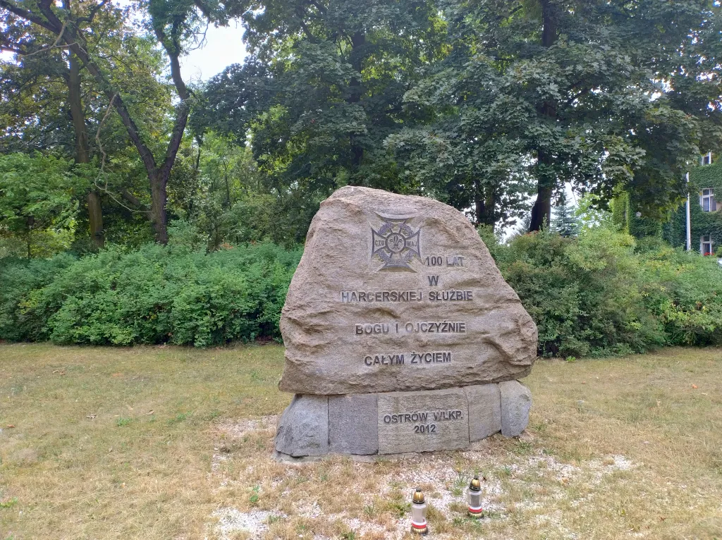 Głaz Upamiętniający 100-lecie Harcerstwa Ostrów